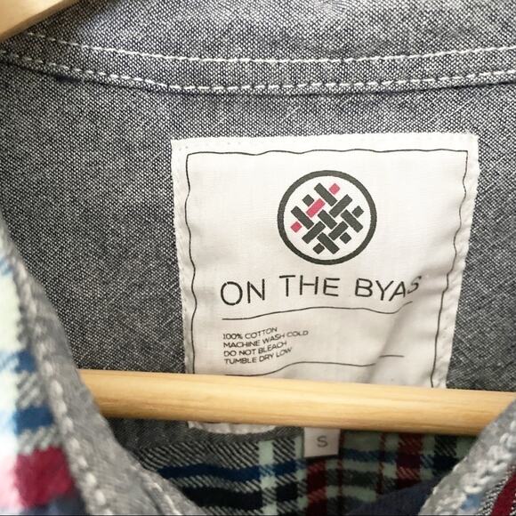 On The Byas Red & Blue Plaid Button-Up Long Sleeve Shirt Size Small - Picture 3 of 4